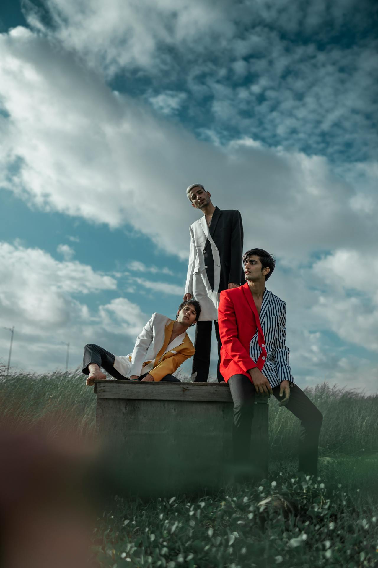 2151104023 chicos posando